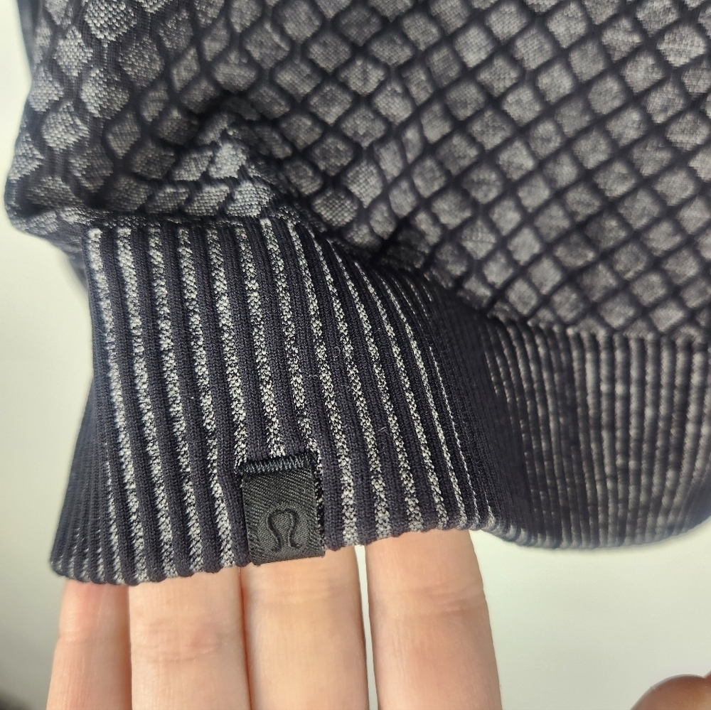 Lululemon Seamless Hooded Pullover - Diamond Texture - Black/ Gray - Size 6 - Picture 4 of 4